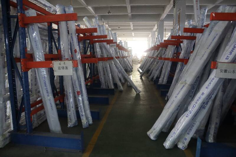 悬臂阁楼货架底部靠放的门窗原材料